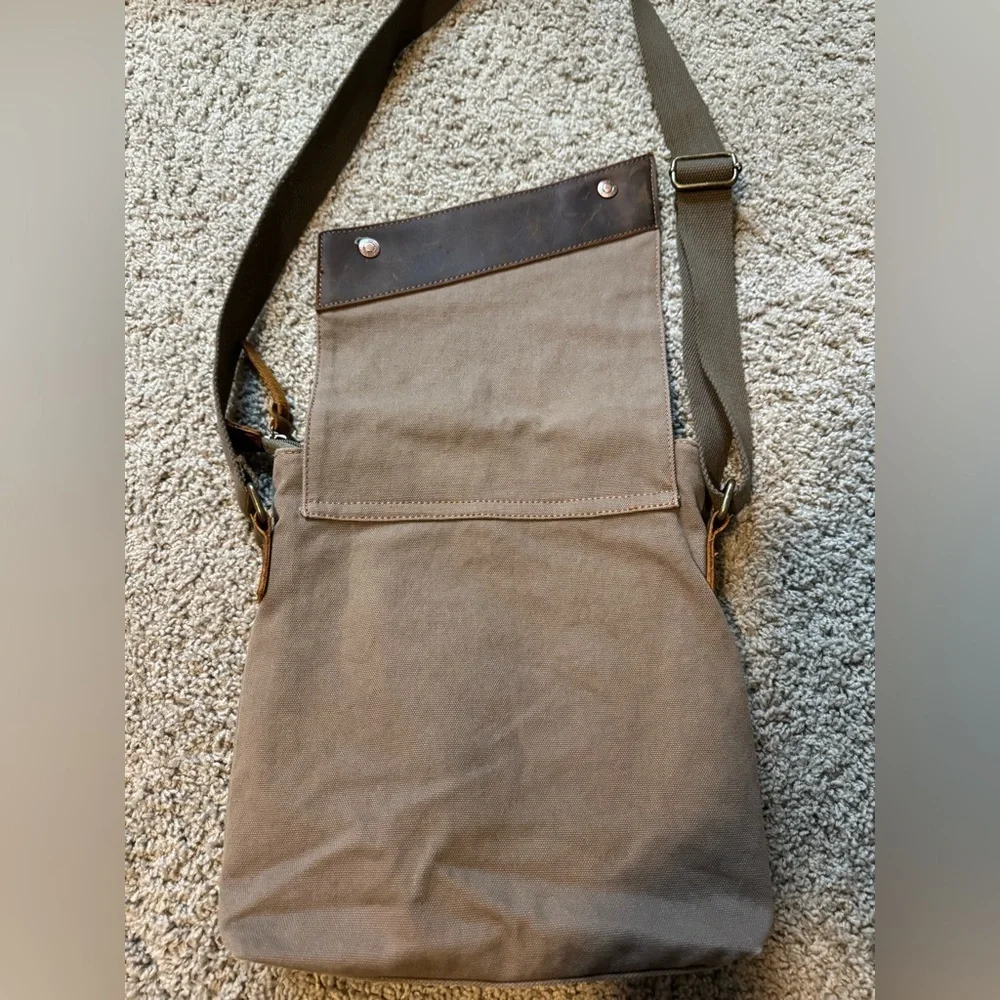 Augur Canvas Shoulder Bag | Very Good Condition